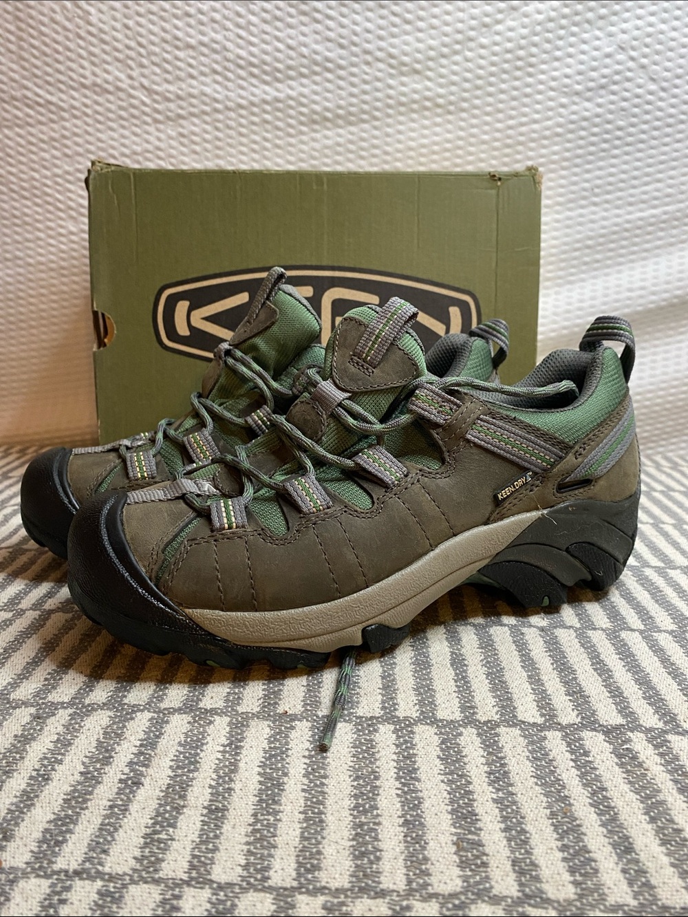 Keen women's hiking shoes size 7 gargoyle Comfrey utility work